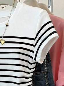 Resyla 经典黑白条纹印花T恤，简约设计，修身腰身，适合户外、购物、日常穿着。 - 黑與白 - 查看 4