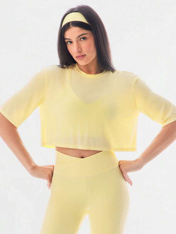 GLOWMODE TENCEL™ 莫代尔面料，轻盈丝滑，吸汗透气，宽松短款圆领T恤，适合瑜伽馆日常穿着。