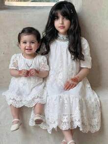 女童优雅蕾丝网纱刺绣泡泡袖宽松A字娃娃裙，女童拼接荷叶边下摆休闲连衣裙，白色，适合日常、婚礼、派对、假日、花童等场合 - 白色 - 查看 1