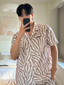 DAZY Áo sơ mi ngắn tay phối vải dệt họa tiết, kèm bộ đồ mặc nhà nam, mùa hè. - Nhiều màu - Xem 1