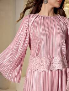 Modelyn Bộ đồ nữ màu hồng phối ren, bèo nhún, kiểu dáng thanh lịch gồm áo và chân váy. - Hồng - Xem 6