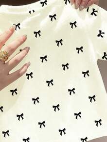 SHEIN 女婴可爱芭蕾舞风格迷你蝴蝶结印花，优雅黑色蝴蝶结图案，时尚简约休闲短袖圆领上衣，适合夏季穿着，可爱夏日，夏季单品，夏季外出必备，韩版风格，返校季，轻松舒适又时尚，春夏休闲装，印花上衣，夏季新款，春夏时尚 - 彩色 - 查看 4