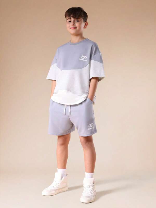 Conjunto informal de verano de SUMWON para niños con camiseta de cuello redondo de manga corta y bloques de color a juego con pantalones cortos, con logo de marca para vacaciones