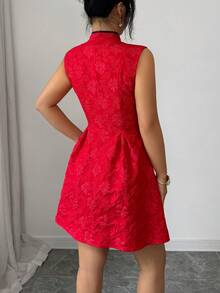 Franclia 新款优雅红色中式无袖立领黑色纽扣提花A字连衣裙，女士春夏连衣裙 - 紅色 - 查看 2