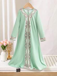 Đầm màu xanh bạc hà cho bé gái tuổi teen, thân áo ren trắng với họa tiết thêu hoa hồng, tinh tế và mang hơi hướng cổ điển, phù hợp cho mặc hàng ngày hoặc những dịp nhẹ nhàng. - Nhiều màu - Xem 5