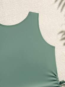 少女绿色椰树影子印花三件套背心泳衣，搭配绿色树叶影子印花短裤，防晒休闲两相宜。适合夏季度假、海滩游泳、海滩派对、游泳池、聚会、溪流、嘉年华、节日、假期、温泉等场合。少女热带风情套装，少女树叶印花背心泳衣套装，搭配沙滩短裤，少女椰树泳装，少女泳装套装，少女沙滩短裤，少女露脐上衣，夏季少女背心，棕榈树印花短裤，海岛女孩装扮 - 綠色 - 查看 5