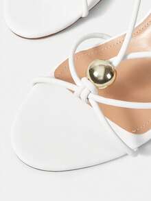 Mnmlis Sandales à talons élégantes avec accent de boule dorée pour soirée, mariage, talon aiguille, mule à bride croisée, sandales d'été et de printemps pour robe de Noël - Blanc - Voir 4
