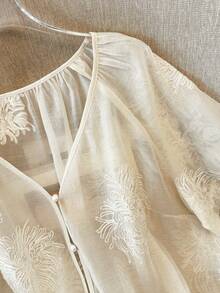 GlowEve CURVE 大码女式刺绣花卉衬衫，优雅休闲日常穿着 - 杏色 - 查看 3