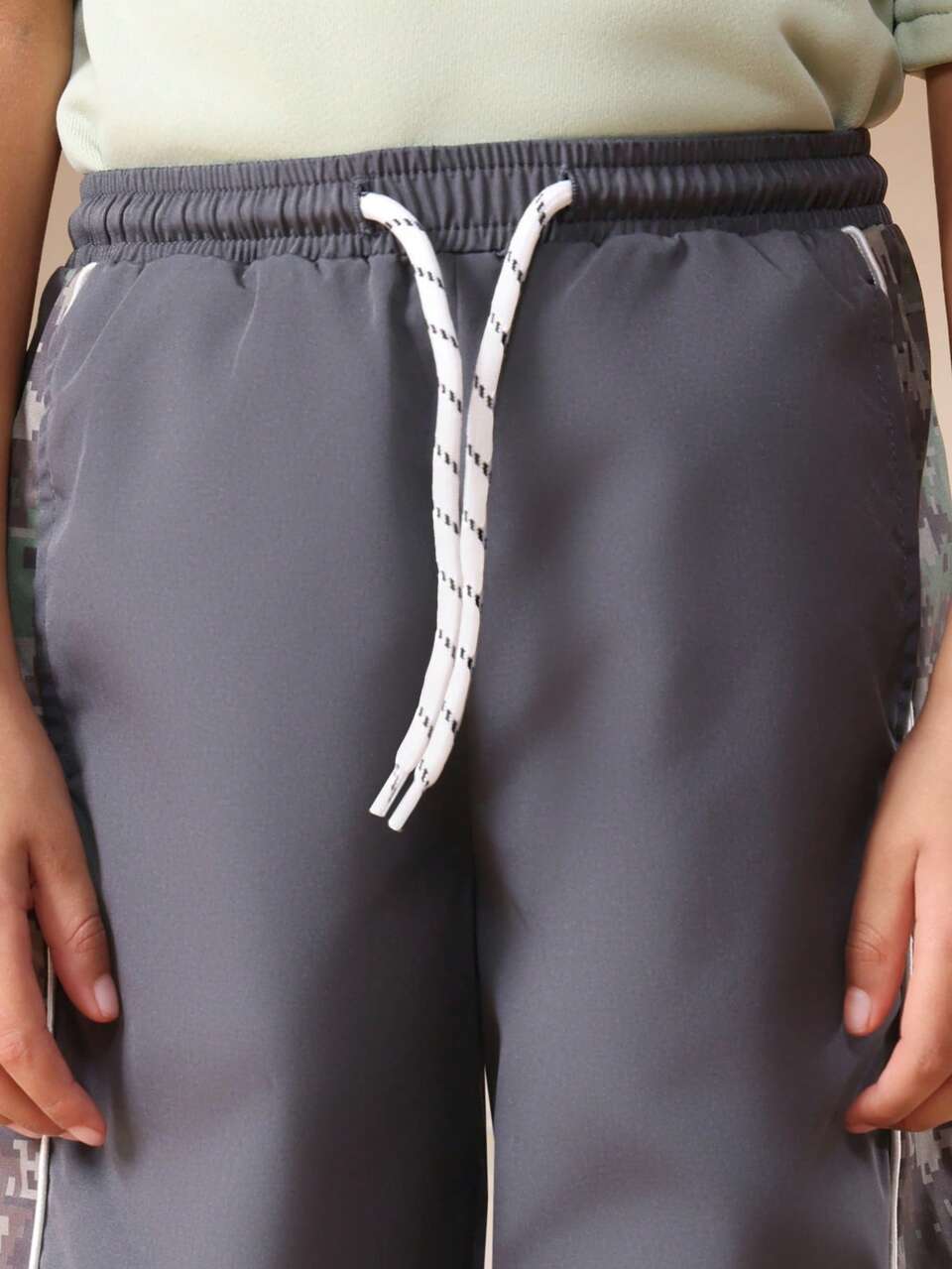 Pantaloni a gamba larga con pannelli laterali mimetici