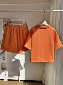 SHEIN Explorewe 2件套女童宽松Polo衫套装，休闲宽松拉链领Polo衫搭配口袋阔腿短裤，饰有字母印花，休闲运动学院风，舒适夏季套装 - 橘色 - 查看 2