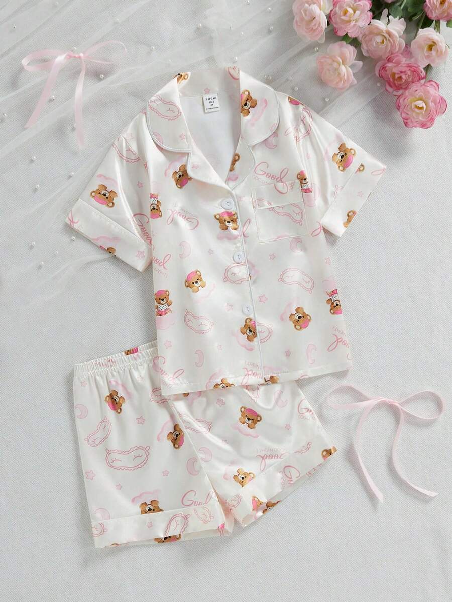 SHEIN 2件組少女杏色熊圖案緞面 Polo 領開襟衫與短褲休閒舒適居家服，適合夏季