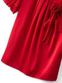 Franclia 2026新款女装：优雅通勤日常浪漫休闲办公百搭褶皱圆领3D立体花卉装饰泡泡袖短袖上衣。缎面面料，红色衬衫。优雅、时尚、休闲、通勤、商务、办公、日常休闲、百搭、都市优雅、情人节、派对、春夏穿着。红色衬衫，优雅女式红色上衣。红色缎面上衣，女士红色衬衫，女士缎面衬衫，玫瑰细节衬衫。 - 紅色 - 查看 5