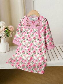 SHEIN DRMZ 女童火烈鸟印花长袖连衣裙，度假风；秋季女童粉色花卉阿拉伯长袍，优雅花卉领，休闲简约传统长袖阿拉伯连衣裙，适合春夏穿着；优雅端庄的长袖连衣裙，祈祷长袍，舒适休闲，度假风；端庄的卡夫坦长袍；儿童阿拉伯长袍；女童巴基斯坦传统长袍 - 彩色 - 查看 7