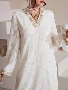 Al Najma V领花卉蕾丝边提花阿拉伯风格女式连衣裙 - 杏色 - 查看 4