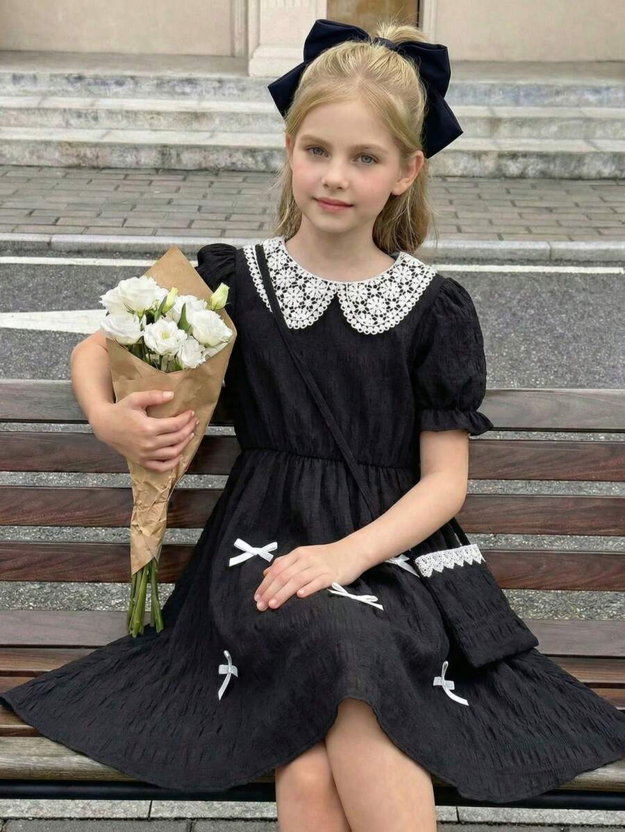 SHEIN 这是一款中长款女童连衣裙，领口饰有蕾丝荷叶边，采用单肩设计和泡泡袖。它配有斜挎包，非常适合女孩们日常休闲穿着，或者作为夏季甜美迷人的度假装扮。 - 黑色 - 查看 1