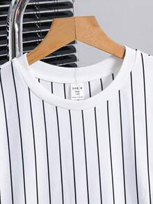 SHEIN 2件套青少年男童休闲条纹图案圆领T恤和短裤套装，适合上学、通勤、日常休闲穿着、运动、春夏穿着 - 彩色 - 查看 5