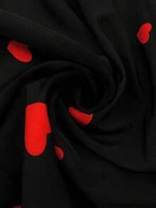 GlowEve CURVE 大码优雅心形半身裙，百搭休闲，适合度假穿着。不对称心形印花A字裙，高腰弹力腰带，舒适显瘦，尽显温柔、精致优雅的气质。适合通勤、日常穿着、夏季、派对、海滩、约会、毕业典礼、商务等各种场合，是情人节都市时尚的理想之选。 - 黑色 - 查看 6