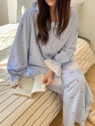 Dazy Plus Bộ đồ ngủ 2 món gồm áo và quần dài cổ ren họa tiết quả anh đào, kiểu dáng rộng rãi, chất liệu thoải mái, dành cho nữ cỡ lớn.