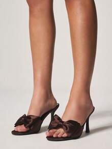 MISSGUIDED 缎面蝴蝶结装饰套脚高跟穆勒鞋，完美适用于晚间场合和特殊活动 - 咖啡棕 - 查看 1