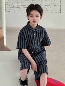 Dazy Kids Conjunto informal de verano para niño preadolescente con camisa de botones a rayas y pantalones cortos - Azul Marino - Ver 1