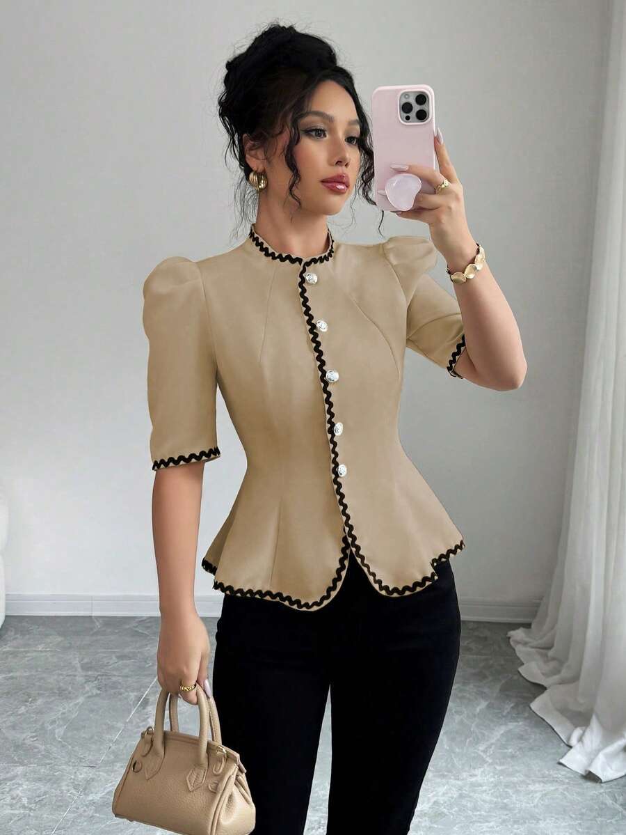 Elenzga 女士波点缎带短泡泡袖单排扣荷叶边下摆优雅衬衫 - 卡其色 - 查看 1