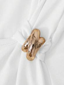 قميص تي شيرت قصير الأكمام غير متماثل الياقة مع خصر مجعد وإبزيم معدني، مناسب للارتداء في الربيع والصيف، تصميم ياقة غير متماثل فريد، خصر مجعد، تفاصيل إبزيم معدني، يبرز شخصية أنيقة، مناسب للاستخدام اليومي والحفلات والجامعة وغيرها من المناسبات - أبيض وأسود - مشاهدة 7