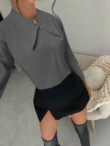 Firerie 女士优雅修身白色衬衫，交叉领口配金属装饰，适合通勤穿着 - 深灰色 - 查看 6