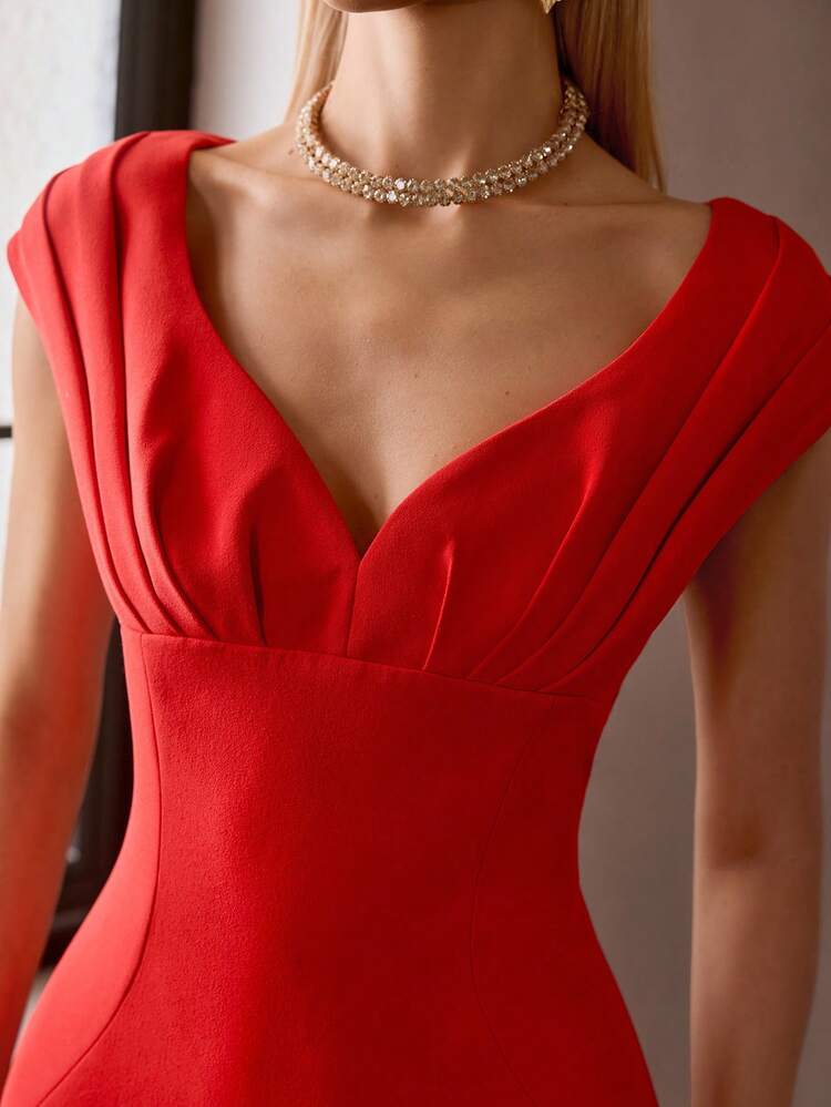 MOTF Soiréza SOLID SWEETHEART NECK FOLD PLEATED FITTED COCKTAIL DRESS