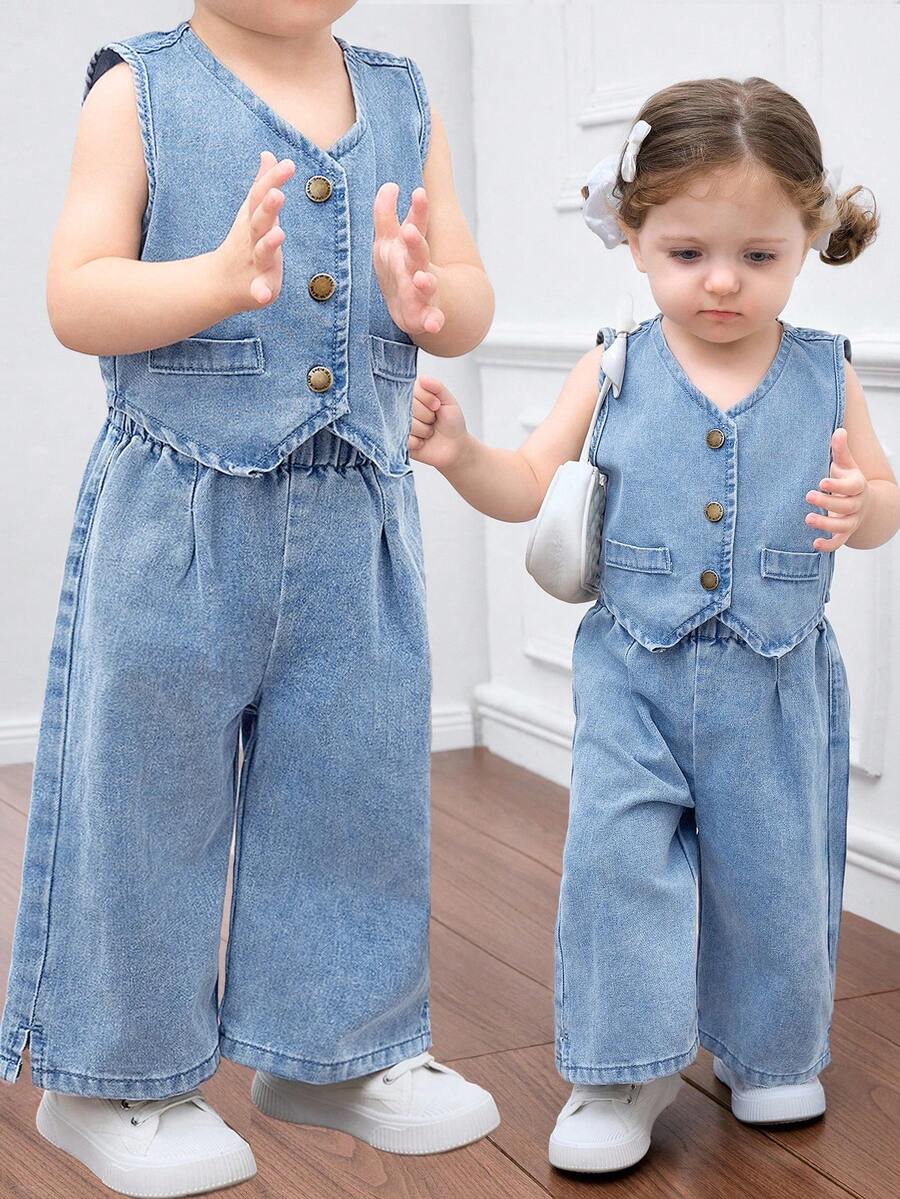 SHEIN Little Byeori HEIN 女童牛仔背带上衣和松紧腰裤两件套,儿童休闲度假波西米亚风家居服,毕业/派对/度假套装,秋季儿童休闲舒适装 - 淺色水洗藍 - 查看 1