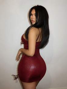 SHEIN Slayr 新款Y2K街头风简约时尚基础款吊带连衣裙，性感镂空露背迷你裙，适合音乐节、情人节、日常休闲穿着，修身蛇纹PU女装 - 酒紅色 - 查看 7