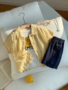 SHEIN Bộ 3 món đồ mùa hè thoải mái, dễ thương cho kỳ nghỉ - Áo sơ mi kẻ sọc vàng, áo phông trắng in họa tiết, quần short xanh dương, áo phông ngộ nghĩnh cho bé trai. - Nhiều màu - Xem 8