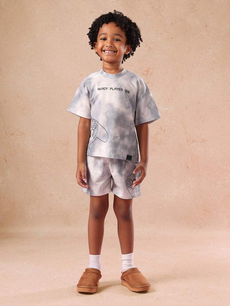 컨트롤러 프린트와 텍스트가 있는 타이다이 게임용 파자마