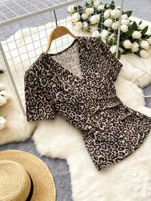 Trelyra 2026新款女士时尚豹纹印花仿裹身T恤 - V领短袖，饰有褶皱细节，百搭休闲办公简约度假风豹纹上衣动物纹上衣猎豹纹上衣女士短袖上衣短袖上衣豹纹短袖上衣女士短袖上衣女士上衣优雅动物纹上衣女士短袖上衣 - 彩色 - 查看 4