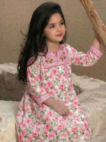 SHEIN DRMZ 女童火烈鸟印花长袖连衣裙，度假风；秋季女童粉色花卉阿拉伯长袍，优雅花卉领，休闲简约传统长袖阿拉伯连衣裙，适合春夏穿着；优雅端庄的长袖连衣裙，祈祷长袍，舒适休闲，度假风；端庄的卡夫坦长袍；儿童阿拉伯长袍；女童巴基斯坦传统长袍 - 彩色 - 查看 2