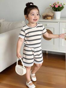 SHEIN Playful Pals 女嬰黑白條紋夏季休閒度假短袖圓領T恤與鬆緊腰短褲套裝，柔軟面料旅行穿搭 - 黑與白 - 查看 9