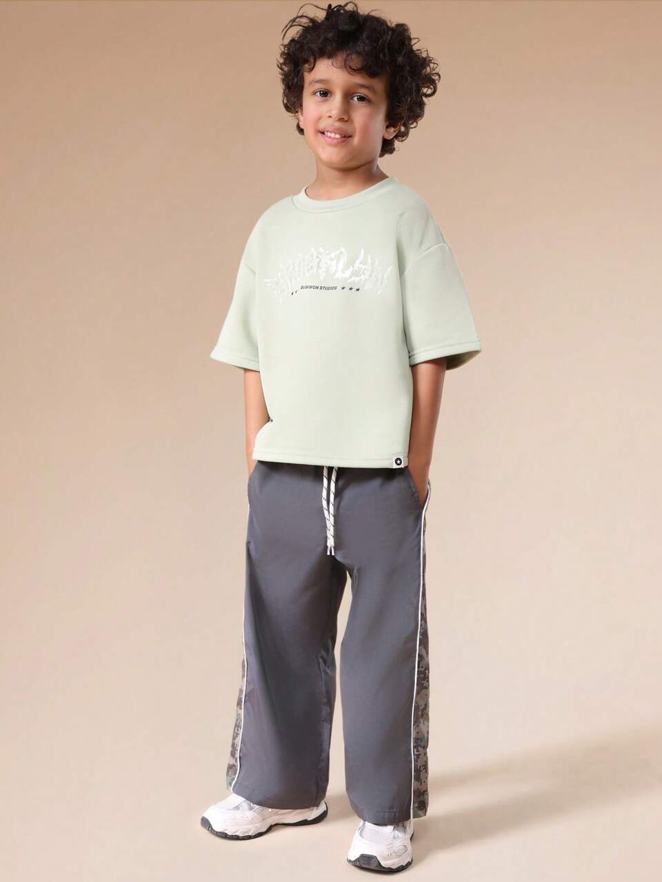 Pantaloni a gamba larga con pannelli laterali mimetici