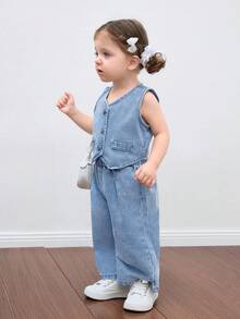 SHEIN Little Byeori HEIN 女童牛仔背带上衣和松紧腰裤两件套，儿童休闲度假波西米亚风家居服，毕业/派对/度假套装，秋季儿童休闲舒适装 - 淺色水洗藍 - 查看 3