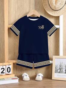 SHEIN 男童新款休闲简约经典复古花卉图案小皇冠英文字母“King”运动风撞色宽松舒适圆领短袖T恤短裤套装 - 彩色 - 查看 2