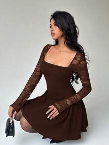 Aloruh فستان قصير مكشكش بخصر مطوي مع تصميم رقعة من الدانتيل وياقة مربعة للنساء - بني - مشاهدة 7