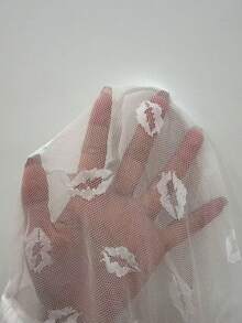 SHEIN 女士吊带修身长款连衣裙，饰有嘴唇图案网纱拼接，时尚性感睡裙 - 白色 - 查看 6