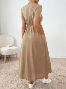 SHEIN Essnce 女士休闲日常通勤简约纯色短袖抽绳腰侧口袋连衣裙，夏季 - 卡其色 - 查看 2