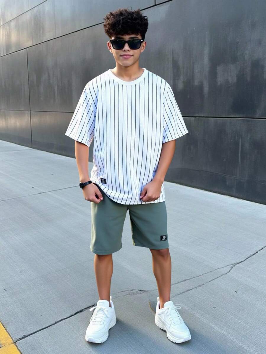 SHEIN 2件套青少年男童休闲条纹图案圆领T恤和短裤套装，适合上学、通勤、日常休闲穿着、运动、春夏穿着