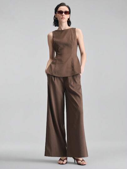 Ontre 2026春夏新款复古咖啡色条纹圆领套头衫，配有隐形拉链、腰部荷叶边下摆和侧开衩，搭配褶裥阔腿裤，时尚两件套，适合优雅派对、情人节等场合。