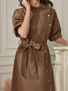 Dazy-Less Damen einfarbiges Stehkragen Kleid mit Drop-Shoulder, einreihig geknöpft, lässiges Maxikleid, Business Casual Damenkleid - Braun - Übersicht 6