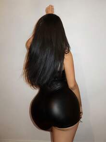 Slaydiva 新款Y2K街头风时尚休闲简约基础款吊带背心，正面镂空露背设计，搭配修身黑色PU短裤，性感迷人，适合音乐节、情人节、日常穿着。 - 黑色 - 查看 3