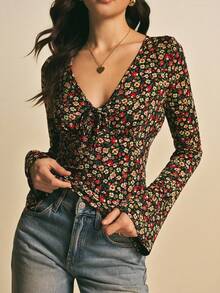 Poéselle Áo thun dài tay cổ chữ V buộc phía trước họa tiết hoa cho nữ - Áo thun Cottagecore cổ điển co giãn cho phong cách mùa thu Áo thun dài tay buộc phía trước họa tiết hoa cho nữ Áo cánh Cottagecore Áo thun hoa Y2k Áo cổ chữ V nhún bèo Áo thun Jersey ôm vừa vặn họa tiết hoa mùa thu cho nữ Áo thun dài tay cổ chữ V họa tiết hoa nhỏ xinh xắn, vừa vặn, thanh lịch, buộc phía trước - Nhiều màu - Xem 3