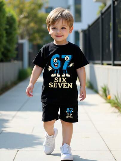 SHEIN Streecool Kids 2件套幼儿男童休闲创意数字67卡通图案字母标语印花短袖T恤和短裤套装，舒适日常穿着，温暖的夏季款式，适合春、夏、秋季穿着。