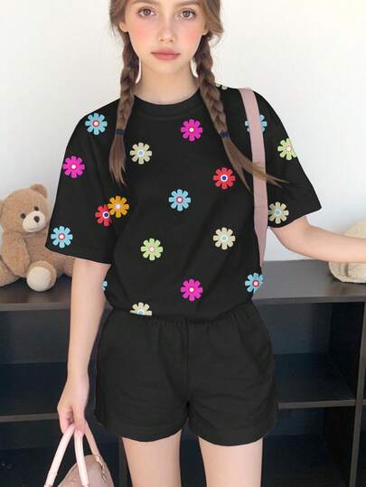 两件套少女休闲碎花短袖上衣和短裤套装，适合夏季穿着，经典优雅可爱设计，适合度假和户外活动。