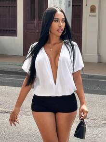 Slaydiva 夏季假期旅行通勤白色上衣新款早春、春夏音乐节、情人节、复活节休闲、简约基础风、Y2K街头甜美邮轮度假、日常约会、辣妹风、性感派对、深V领、短袖、超宽松白色T恤、后开衩、女式T恤 - 白色 - 查看 4