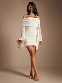 Radiana 女士性感、优雅、浪漫的白杏色长围巾披肩，露肩喇叭袖修身迷你连衣裙。弹力提花针织面料，贴合身形，凸显曲线，适合日常外出、情人节、约会、聚会、下午茶、节日、音乐会、假期、生日等场合。 - 杏色 - 查看 2